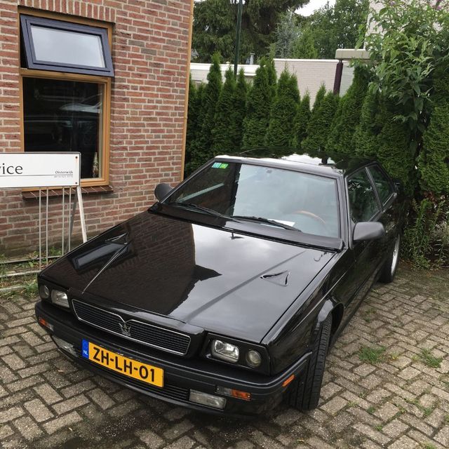 Daksysteem zwarte auto