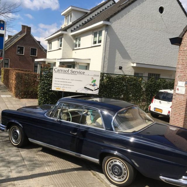 Daksysteem donkerblauwe auto