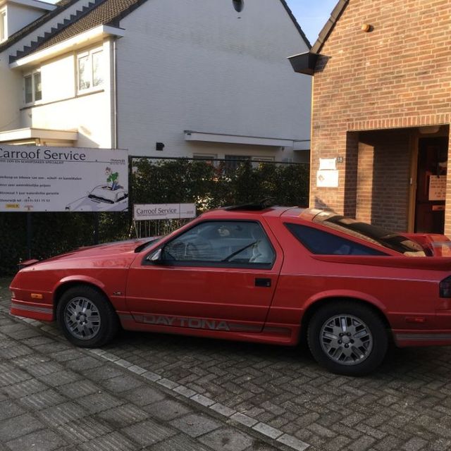 Daksysteem flitsende rode auto