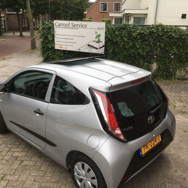 Dakraam zilveren auto