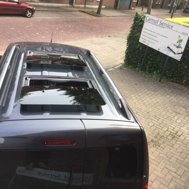 Autodakraam plaatsen op werkplaats