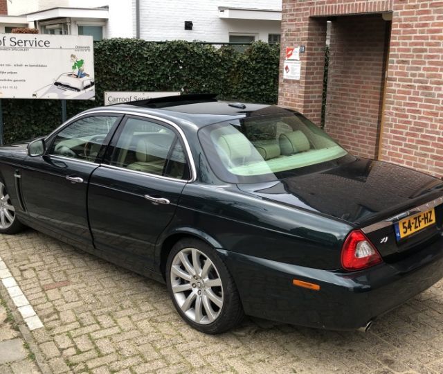 Daksysteem luxe zwarte snelle auto