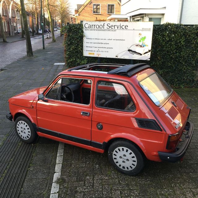 Daksysteem grappige rode auto