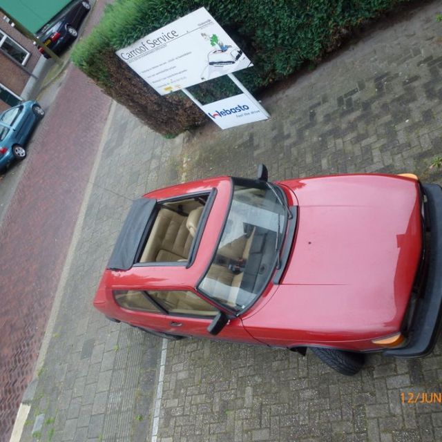 Dakraam rode auto mooi gemonteerd